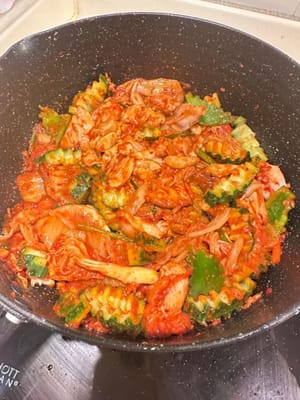 鶏肉とキュウリを加えて炒め続ける