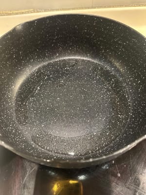 油を熱したフライパンに鶏肉を入れ、マリネ液に漬け込んだものを表面の色が変わるまで焼きます。フライパンから取り出し、