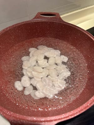 餅を沸騰したお湯で約2分間軽く茹でます