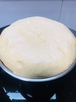 Coloca la masa en un lugar a unos 30 °C para que fermente. ¡Recuerda cubrirla con film transparente para mantenerla húmeda! Si hace frío, ponla en el horno o en una olla con un recipiente con agua caliente debajo para que fermente hasta que doble su volumen.