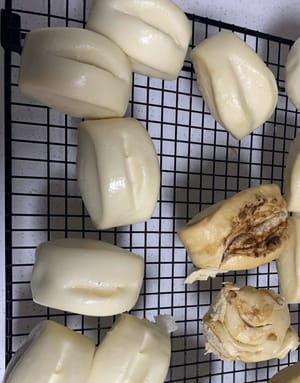 ¡Los bollitos aromáticos de nueces y azúcar moreno al vapor están listos! Tanto los bollitos de nueces y azúcar moreno como los bollitos blancos y brillantes al vapor son mis favoritos 😀.