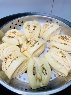 ¡Los bollitos aromáticos de nueces y azúcar moreno al vapor están listos! Tanto los bollitos de nueces y azúcar moreno como los bollitos blancos y brillantes al vapor son mis favoritos 😀.