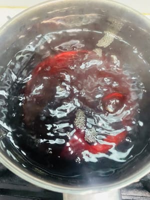 Poner 50g de azúcar moreno y 125g de agua en una olla, encender el fuego y cocinar hasta que el azúcar moreno se disuelva completamente, luego dejar enfriar a 30 grados centígrados para su uso posterior.