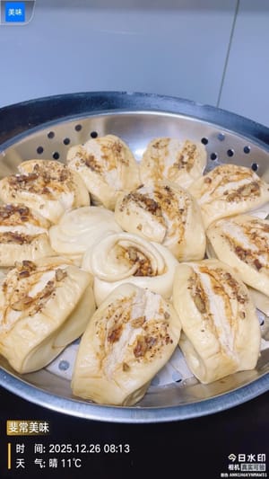 ¡Los bollitos aromáticos de nueces y azúcar moreno al vapor están listos! Tanto los bollitos de nueces y azúcar moreno como los bollitos blancos y brillantes al vapor son mis favoritos 😀.