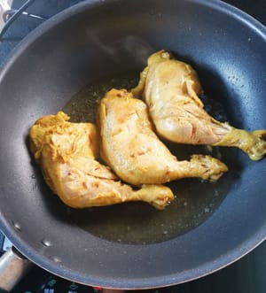 然后用小火煎鸡肉，直至金黄色，取出备用
