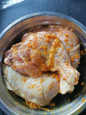 然后将香料加入鸡肉中，然后腌制