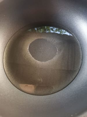 准备一个煎锅，倒入油，等到油热