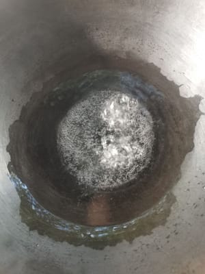 准备一个煎锅，倒入水，等到水沸腾