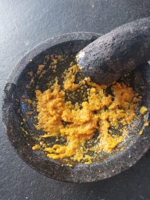 将香料研磨至光滑