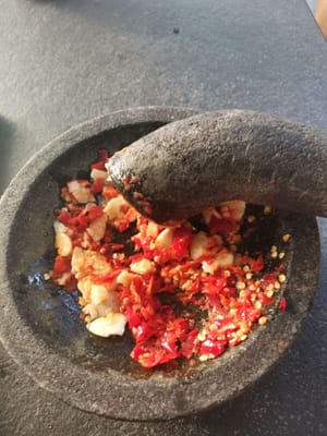将辣椒酱捣碎，直到呈粗略光滑状