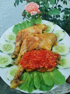 将辣椒酱放在鸡肉上，即可上桌。