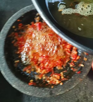 将热油倒在辣椒酱上