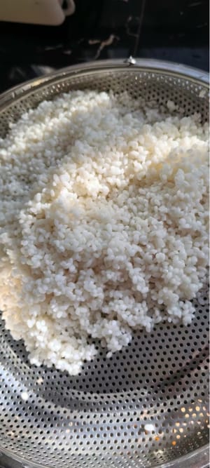 Mulailah dengan merendam beras ketan setidaknya selama 3 jam. Setelah itu, tiriskan.