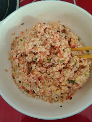 加入調味料和兩顆雞蛋，朝一個方向攪拌均勻。