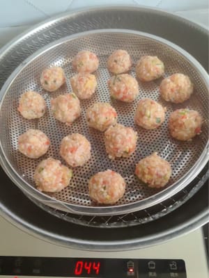 捏成小球狀，放入滾水中蒸30分鐘。