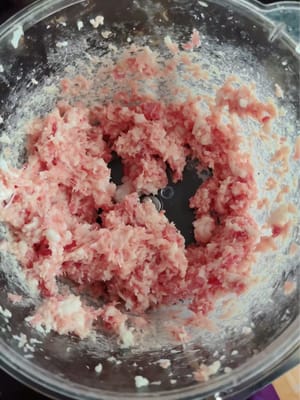 Cincang daging babi untuk digunakan nanti.