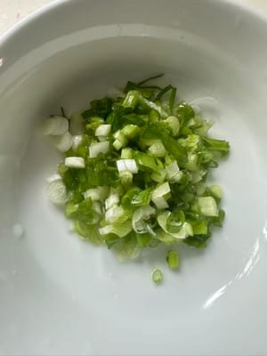 Potong dadu wortel, kentang, dan daun bawang