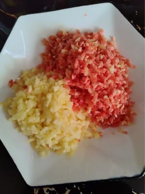 將胡蘿蔔、薯仔和蔥切丁