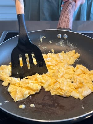 Panaskan minyak, goreng telur hingga matang. Sisihkan.