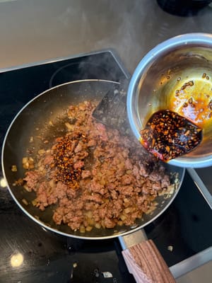 masukkan saus saat daging sapi sudah berubah warna dan aduk hingga merata
