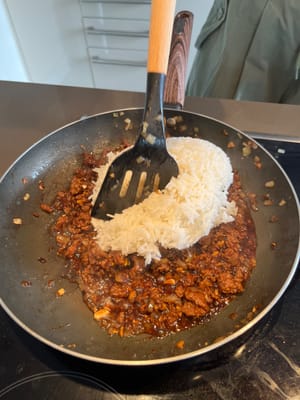 masukkan nasi, aduk rata daging sapi dan nasi, goreng dengan api sedang