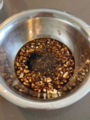 Campur kecap asin, kecap asin hitam, saus tiram, garam, merica, dan bawang putih, aduk rata.