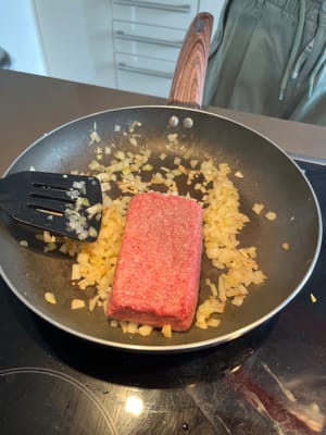 Masukkan daging sapi dan tumis