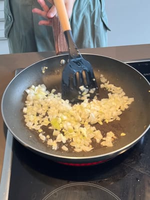 Panaskan minyak, masukkan bawang bombay, goreng hingga agak keemasan.