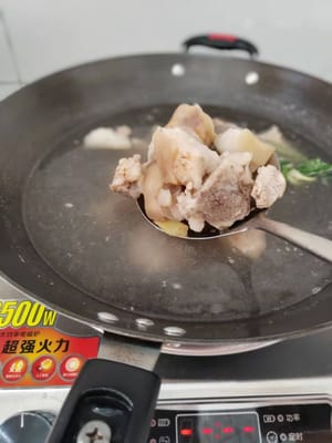 把它捞出来，用热水洗干净。