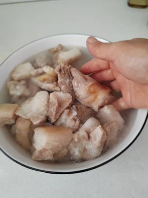 Toglietela e lavatela con acqua calda.