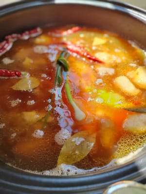 versare una bottiglia di birra per insaporire e ammorbidire la carne, quindi aggiungere acqua bollente fino a raggiungere gli zampetti del maiale.