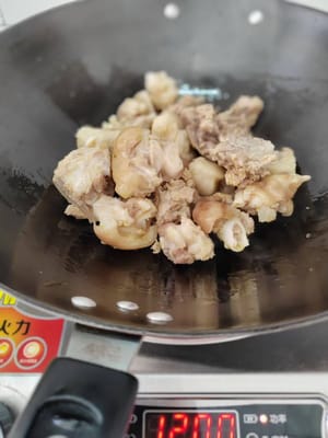Poi versate l'olio nella padella e accendete il fuoco, aggiungete gli zampetti di maiale puliti e fateli rosolare.