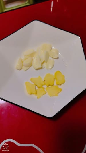 Tagliare a fettine l'aglio, lo zenzero e l'aglio.