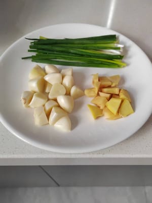 15 g ciascuno di cipolla, aglio e zenzero