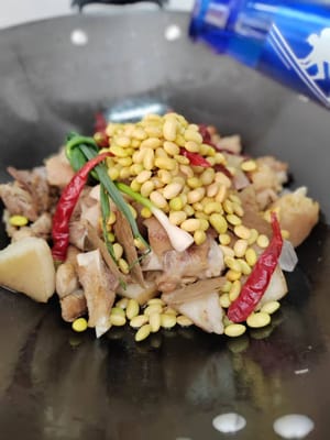 再加入提前泡好的黄豆芳草片刻。