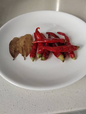 2 grammi di foglie di alloro, 4 grammi di peperoncino secco