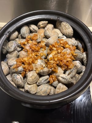铺上先前炒好的蒜蓉酱