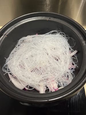 在洋葱上铺上浸软的粉丝