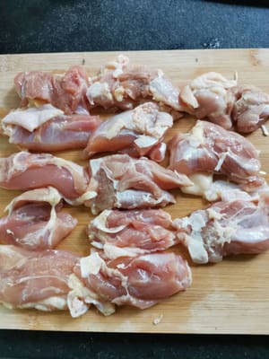 tagliare il pollo a pezzi