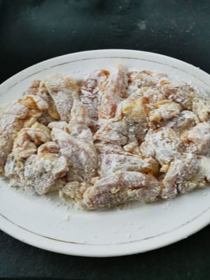 quindi ricoprire il pollo con la farina di tapioca fino a ricoprirlo uniformemente