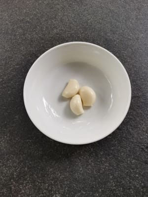 spicchi d'aglio tritati