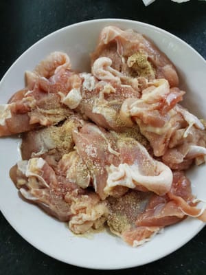 poi aggiungere le spezie, 1/2 cucchiaino di sale, curcuma e pepe in polvere