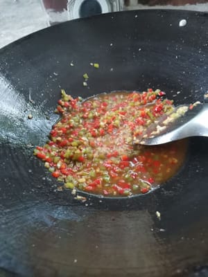 poi aggiungere tutte le spezie (zucchero, salsa di ostriche, salsa di soia, sale), quindi aggiungere 50 ml di acqua