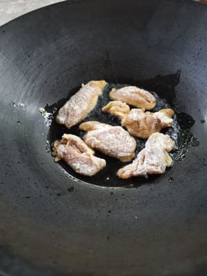 poi aggiungere il pollo e farlo rosolare a fuoco basso