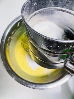 Eigelb glatt rühren. Anschließend das zuvor vermischte Kuchenmehl und die Maisstärke zur Eigelbmasse geben und gleichmäßig in N-förmigen Bewegungen unterheben. (Hinweis: Diese Bewegung muss unbedingt nach der Mehlzugabe wiederholt werden, um Glutenbildung im Teig zu vermeiden.)

Im Video erfahren Sie mehr über die richtigen Falttechniken.
