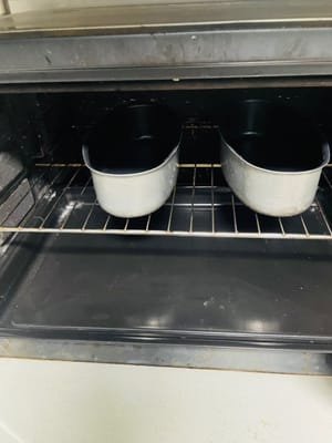 Cottura a bagnomaria:
1. Puoi posizionare una teglia piena d'acqua sul fondo del forno, posizionare una griglia sopra e poi appoggiare la tortiera sulla griglia.
2. Puoi anche posizionare la tortiera direttamente nella teglia piena d'acqua (questo metodo è a tua scelta).
Qualunque metodo tu scelga, assicurati di preparare in anticipo.