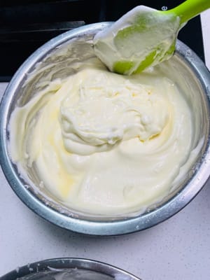 Backofen auf 150 °C vorheizen.
1/3 der geschlagenen Baisermasse zur Eigelbmasse geben und gut verrühren.
Die Anleitung finden Sie im Video.