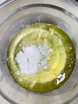 1. 10 g Maisstärke und Zitronensaft in eine Schüssel mit Eiweiß geben und verquirlen. Mit einem Schneebesen gründlich verrühren, damit kein Pulver verstreut wird.
2. (Video ansehen) Zucker in drei Portionen zum Eiweiß geben. Nach der dritten Zugabe den Schneebesen auf niedrige Geschwindigkeit stellen und schlagen, bis die Baisermasse eine feste, nicht verdrehte Konsistenz hat (d. h. die Baisermasse ist fest genug, um ein Essstäbchen festzuhalten).
