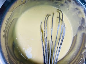 Sbattete i tuorli d'uovo fino a ottenere un composto liscio e omogeneo. Aggiungete quindi la farina per dolci e l'amido di mais precedentemente mescolati al composto di tuorli e amalgamate uniformemente con un movimento a N. (Nota: questo movimento deve essere eseguito rigorosamente dopo aver aggiunto la farina per evitare che l'impasto formi glutine.)
Guardate il video per le tecniche di piegatura.