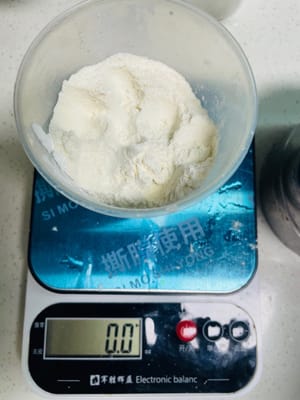 pesare 20 g di amido di mais e 30 g di farina per dolci, mescolare e versare il composto in un misurino per un utilizzo successivo.